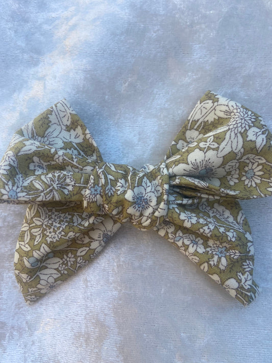 Green floral hair bow would make a ideal gift for any little girl, you have a choice between a clip or bobble.