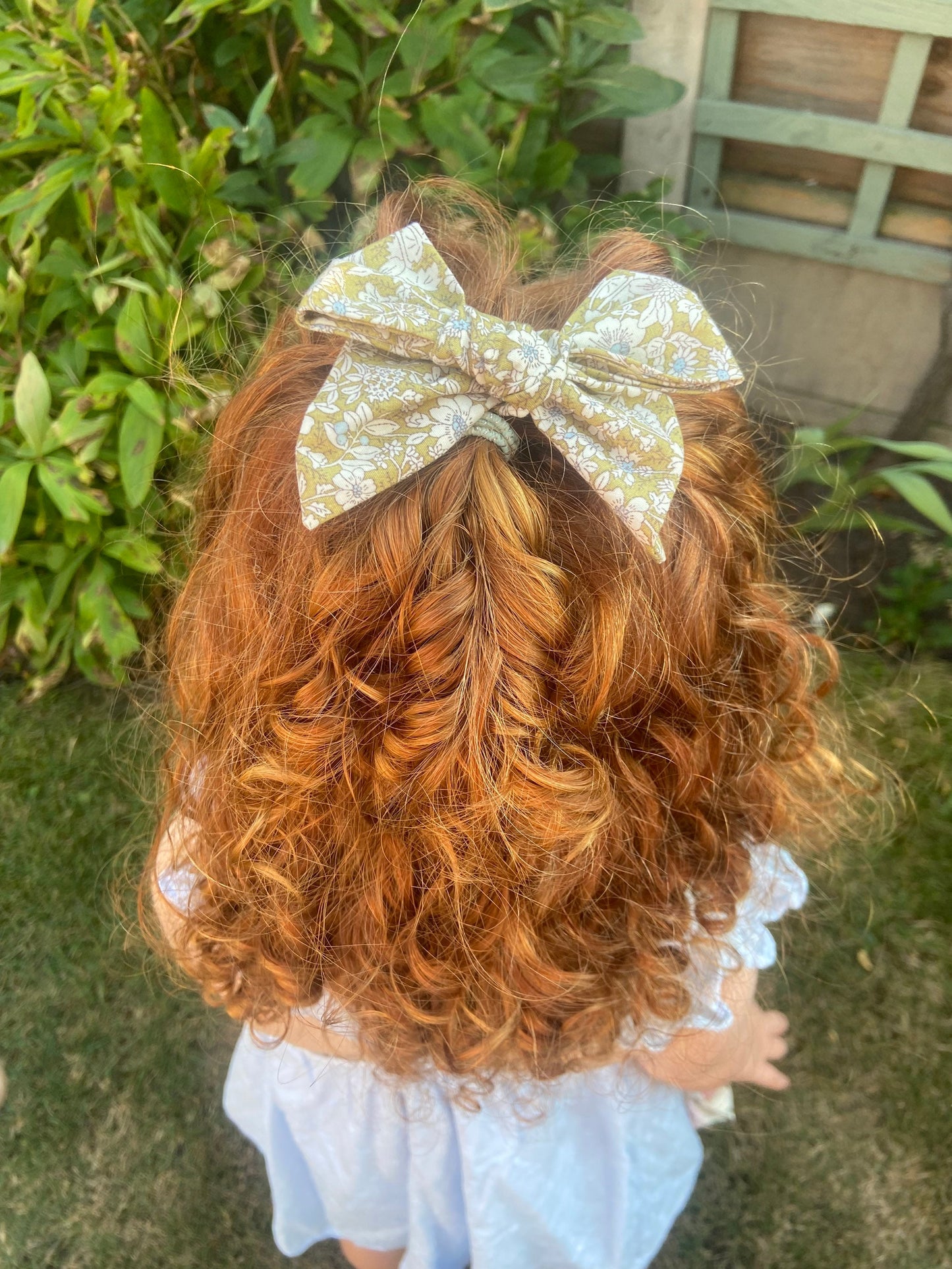 Green floral hair bow would make a ideal gift for any little girl, you have a choice between a clip or bobble.