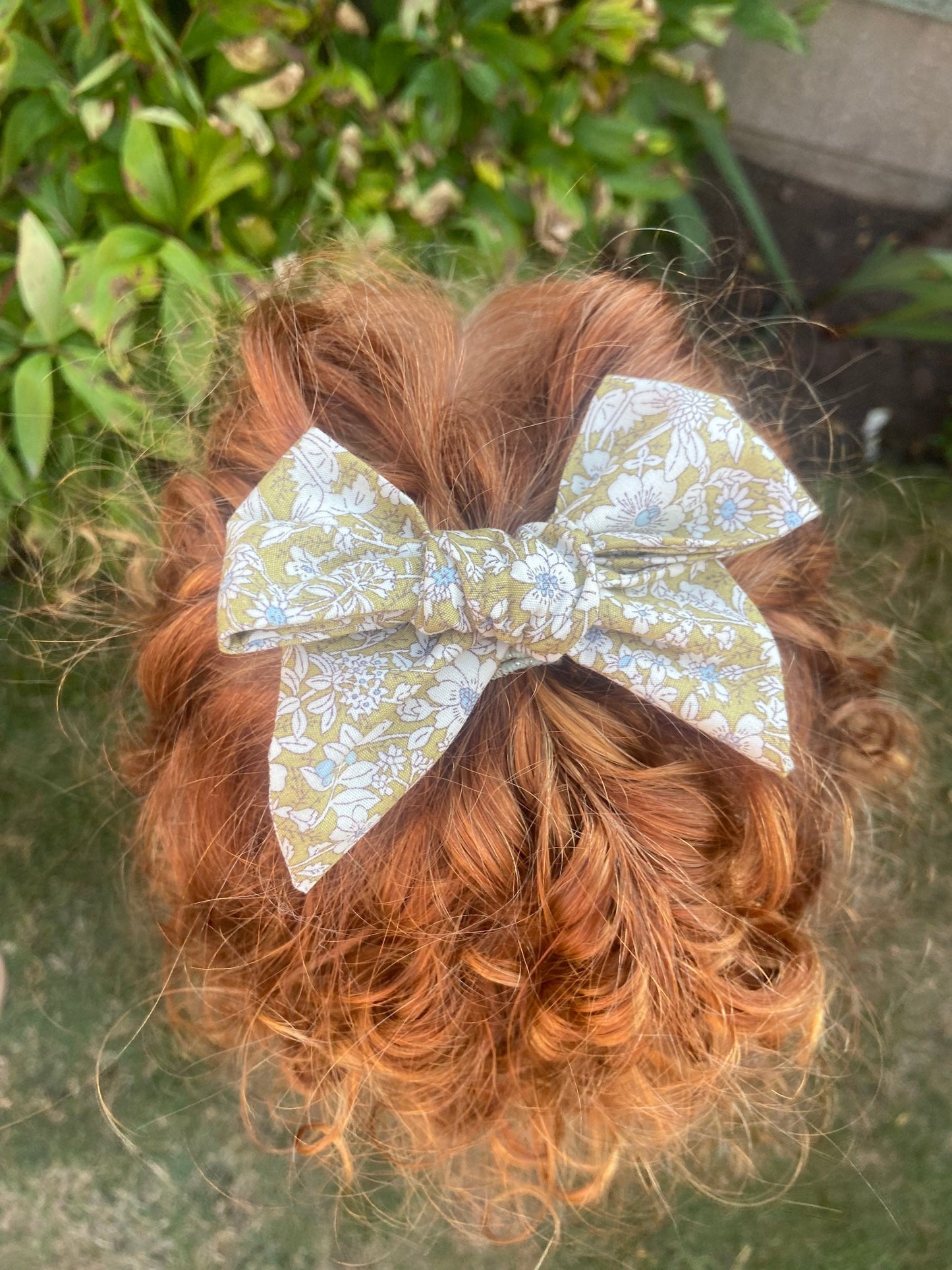 Green floral hair bow would make a ideal gift for any little girl, you have a choice between a clip or bobble.