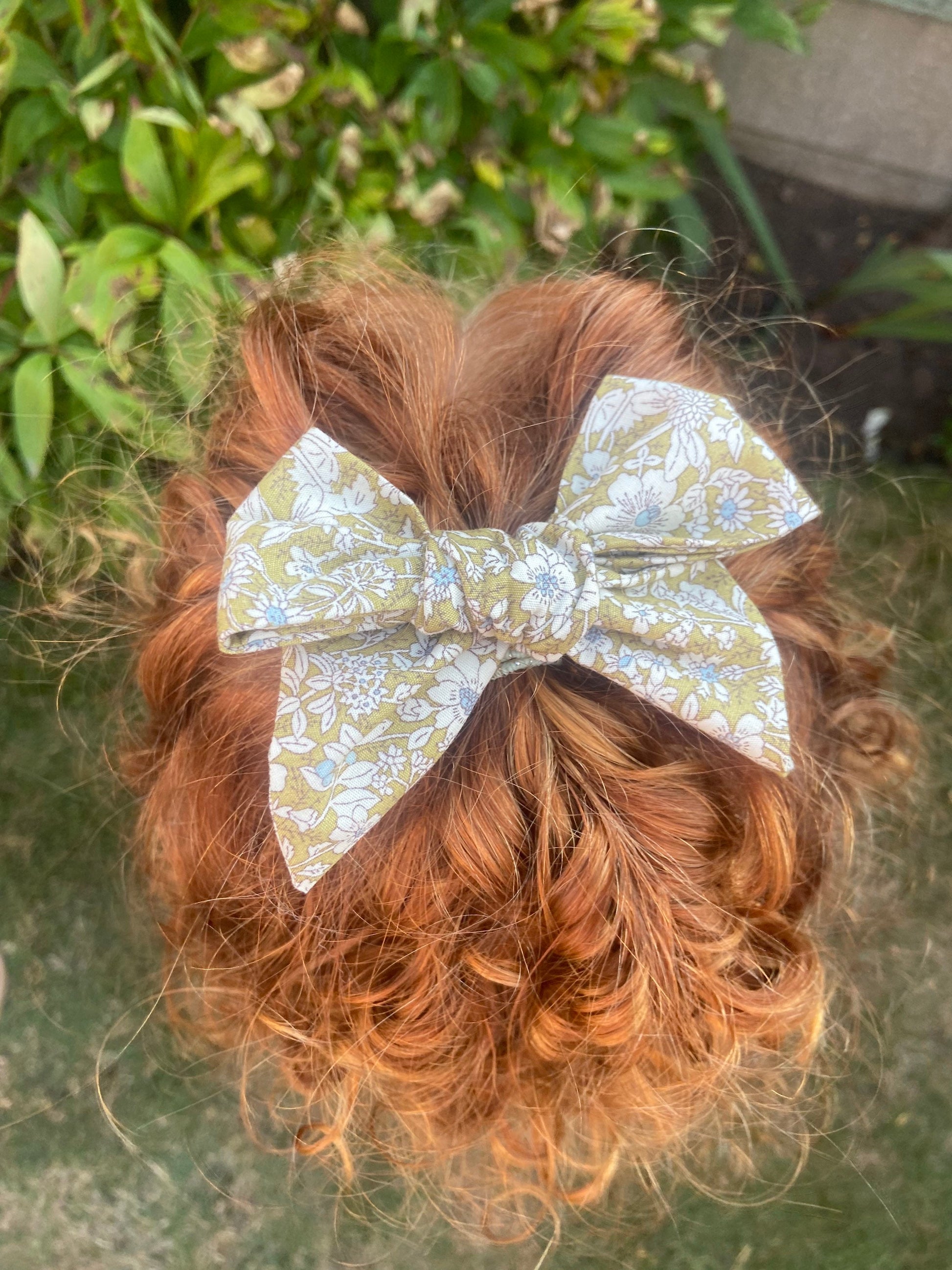 Green floral hair bow would make a ideal gift for any little girl, you have a choice between a clip or bobble.