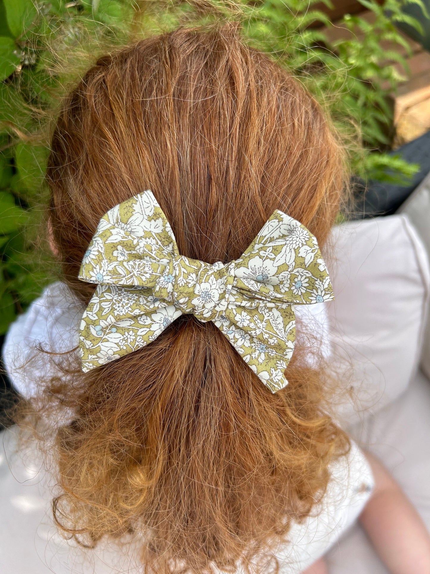 Green floral hair bow would make a ideal gift for any little girl, you have a choice between a clip or bobble.