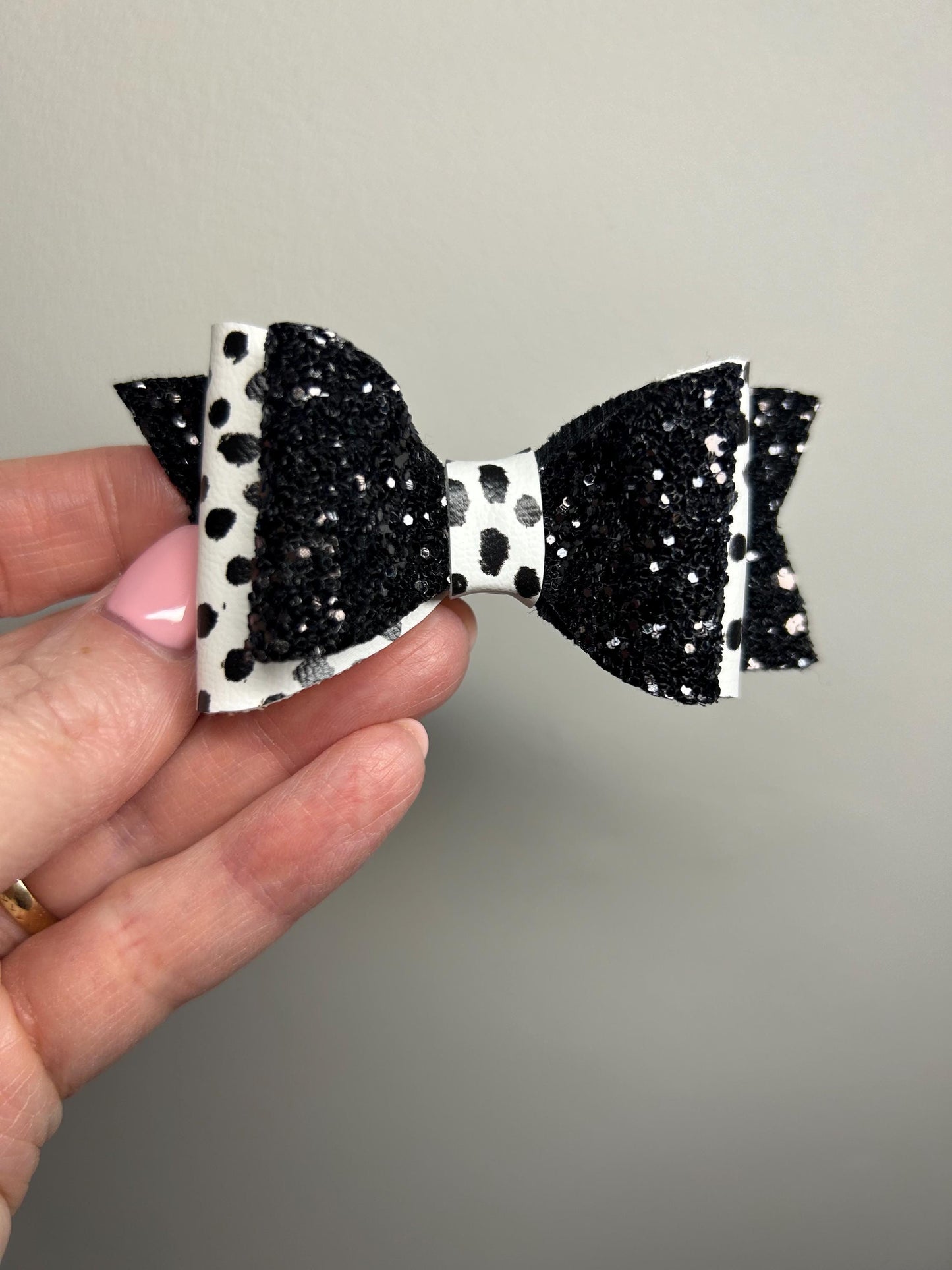 Dalmatian and black glitter bow, ideal for Halloween, or to go in a Christmas Eve box/stocking filler.