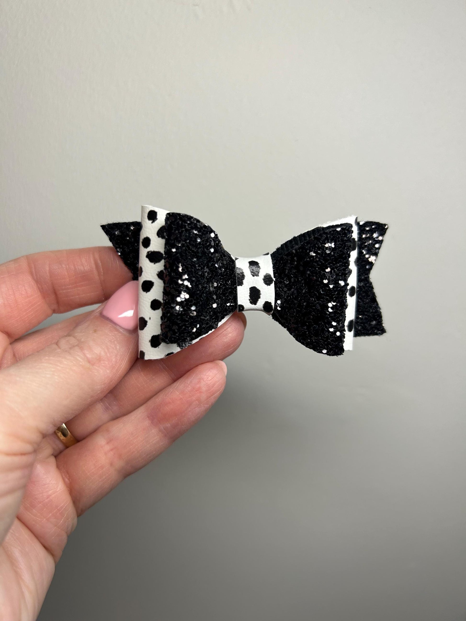 Dalmatian and black glitter bow, ideal for Halloween, or to go in a Christmas Eve box/stocking filler.