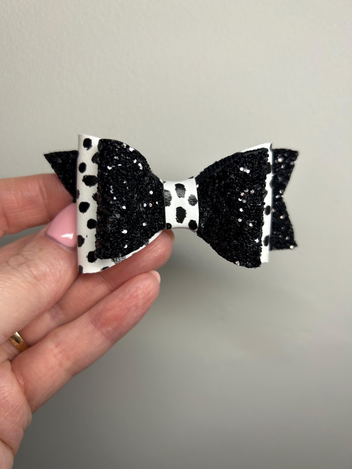 Dalmatian and black glitter bow, ideal for Halloween, or to go in a Christmas Eve box/stocking filler.