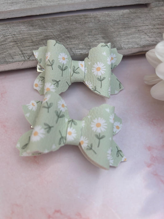Green daisy leatherette bows|Childrens bow set|gift ideas