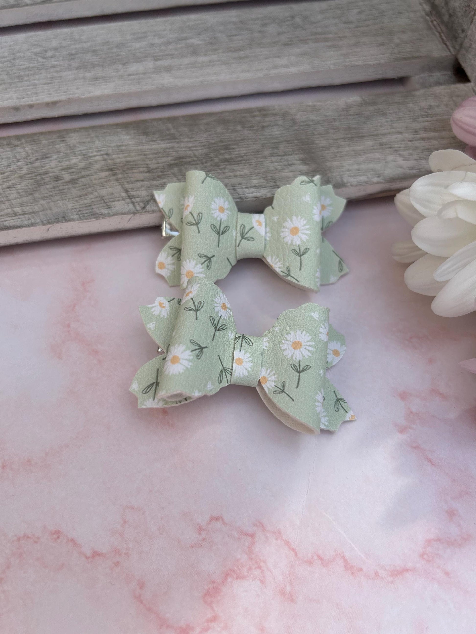Green daisy leatherette bows|Childrens bow set|gift ideas